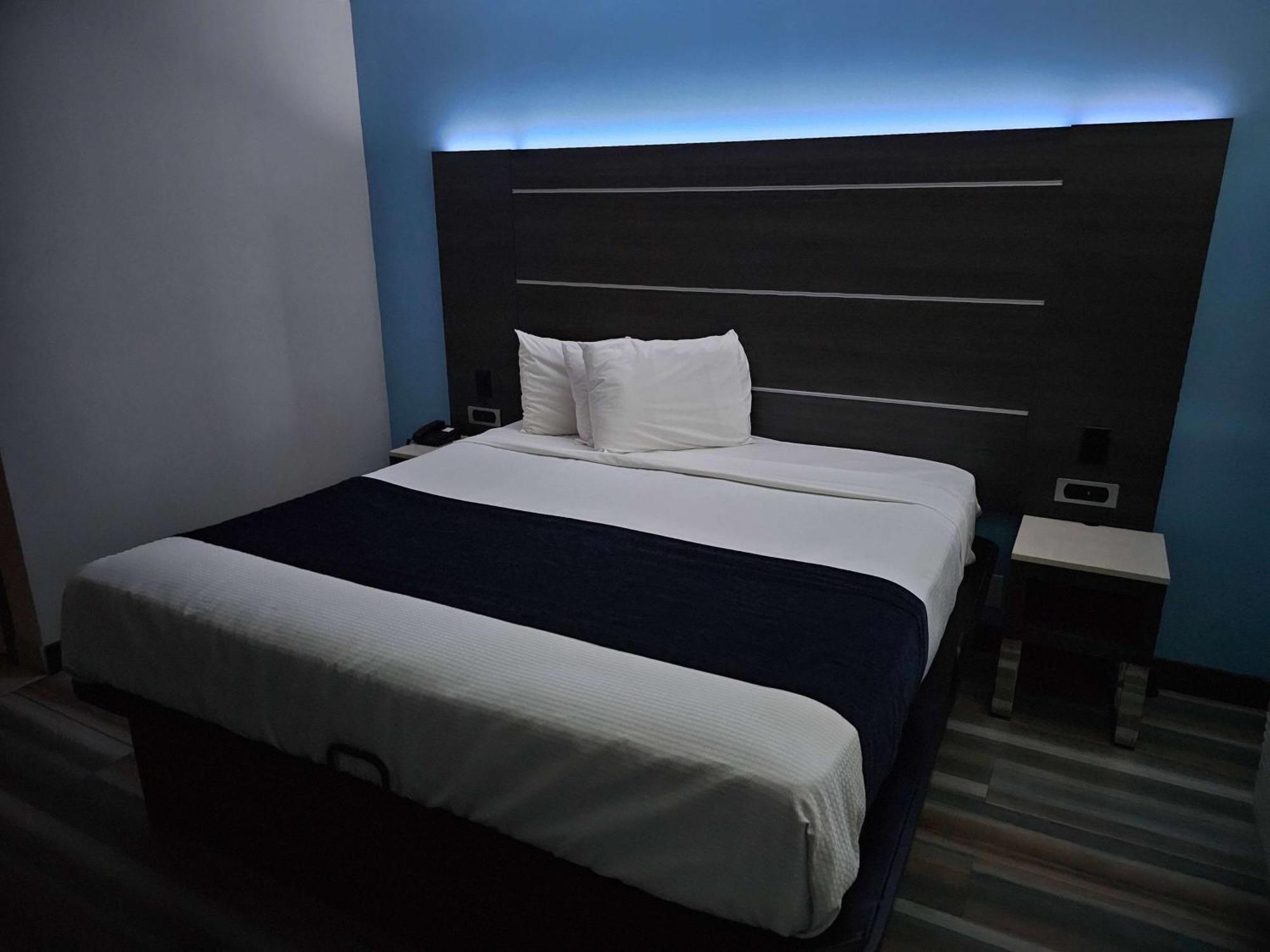 Travelodge Inn & Suites By Wyndham Fullerton Exterior foto