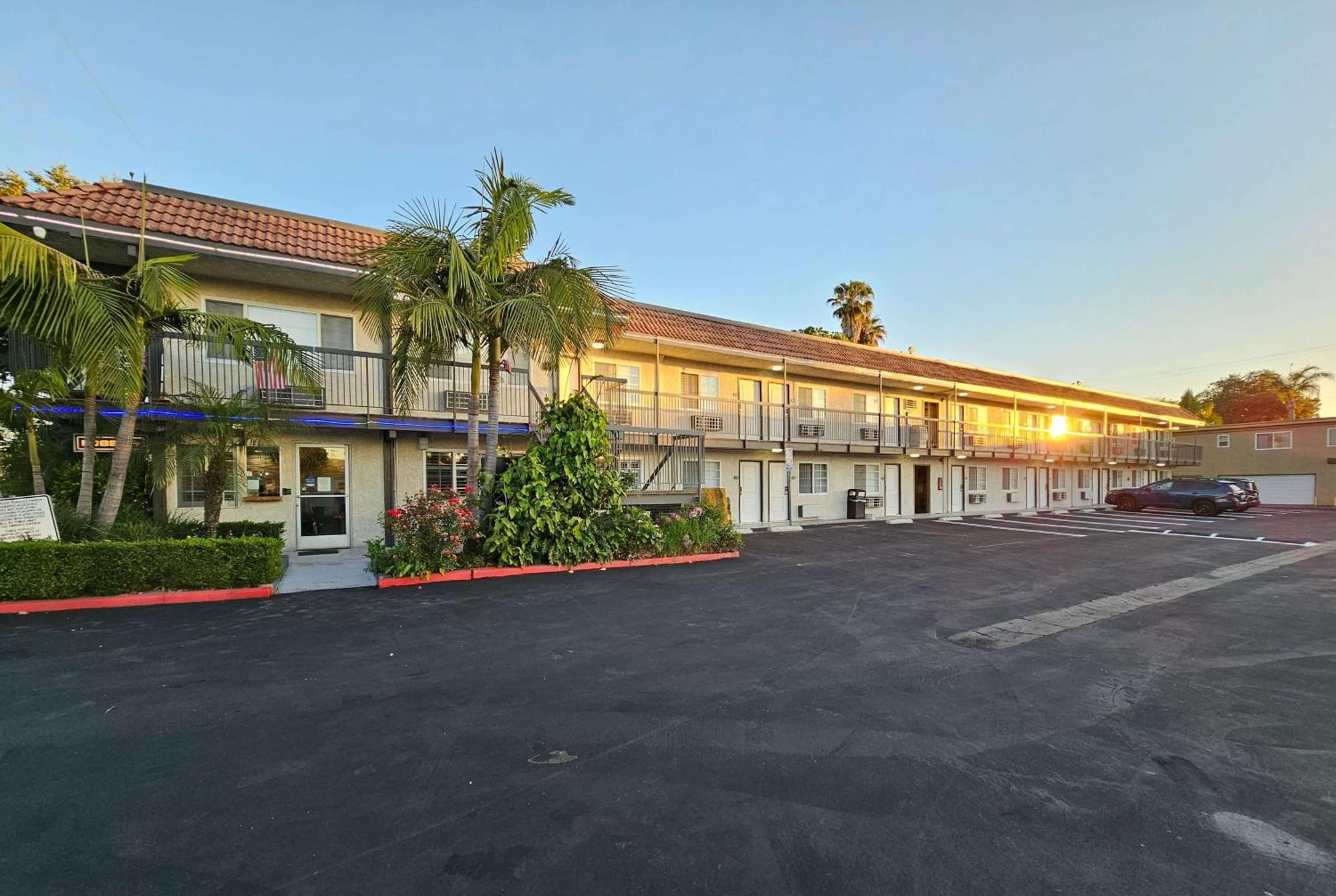 Travelodge Inn & Suites By Wyndham Fullerton Exterior foto