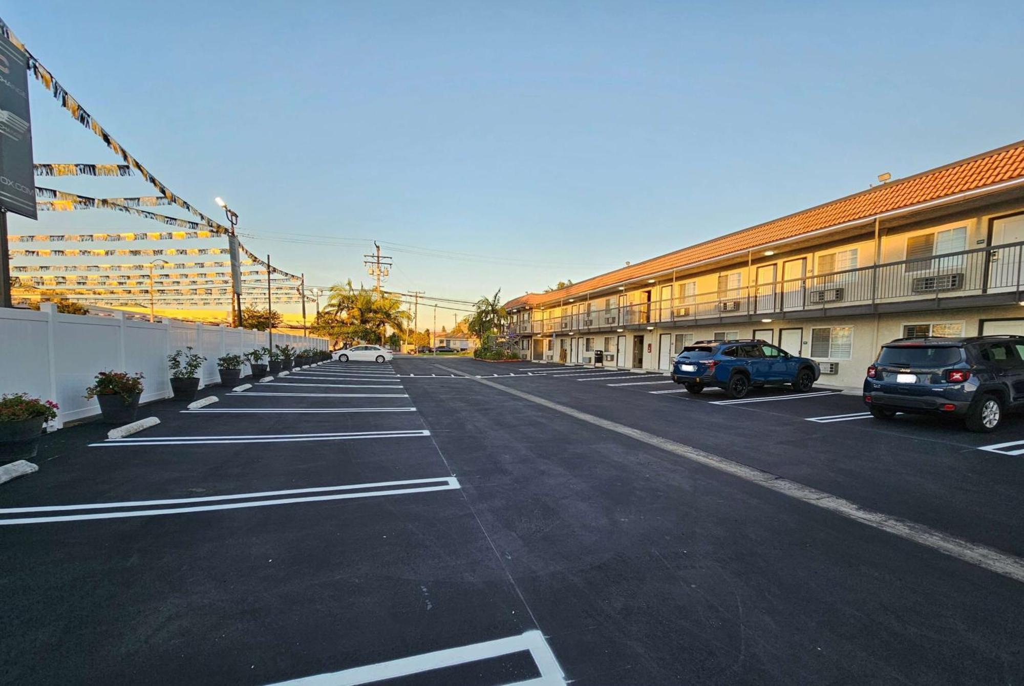 Travelodge Inn & Suites By Wyndham Fullerton Exterior foto