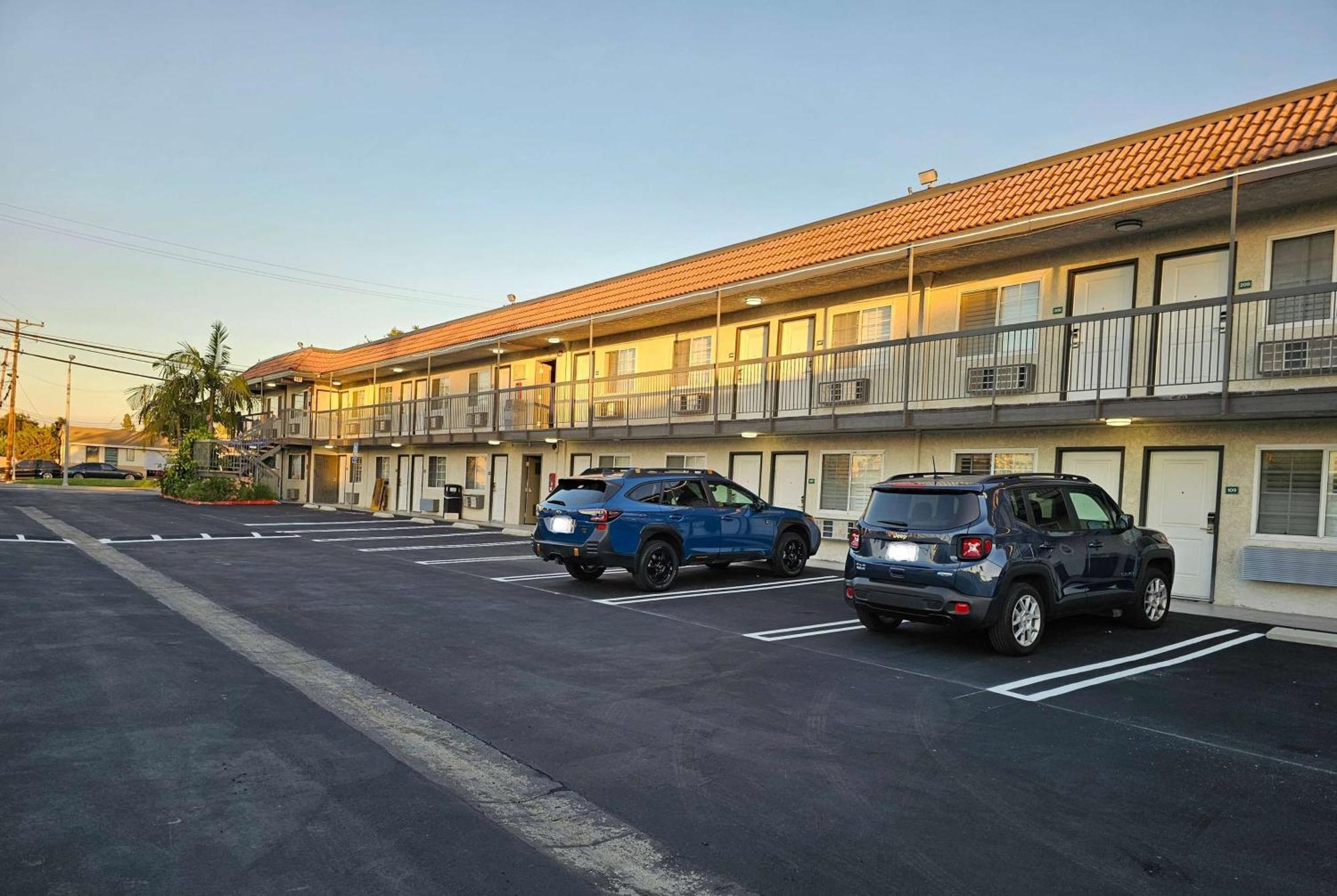 Travelodge Inn & Suites By Wyndham Fullerton Exterior foto